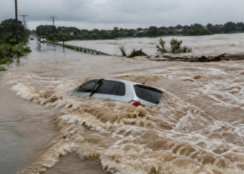 Veículo é arrastado pela força do Rio Paraíba em rodovia entre Santa Rita e Cruz do Espírito Santo