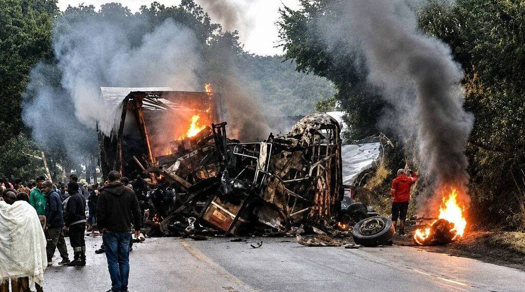Acidente entre ônibus e carreta mata oito pessoas carbonizadas em MG