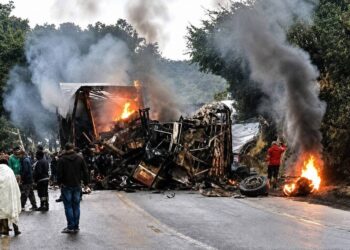 Acidente entre ônibus e carreta mata oito pessoas carbonizadas em MG