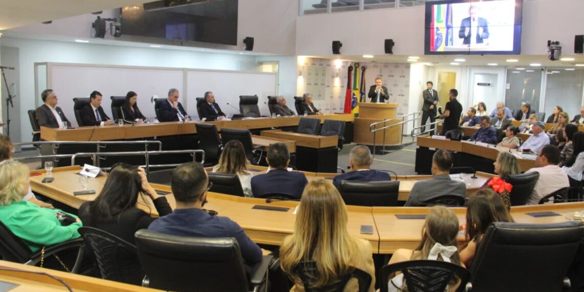 ALPB homenageia personalidades da medicina e do direito com medalhas e cidadania paraibana