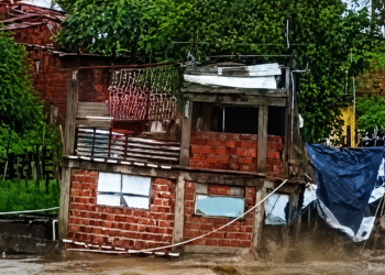 Casa desaba após cheia de rios em Itatuba, no Agreste da Paraíba