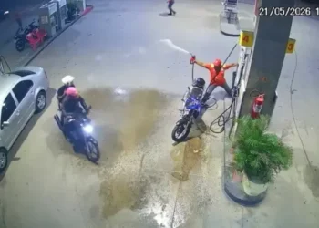 Frentista reage a assalto e joga gasolina em criminosos durante ação em posto no Colibris