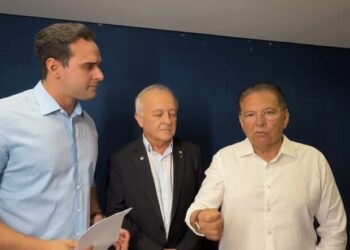 Ao lado de Adriano Galdino, Branco Mendes se reúne com Lucas Ribeiro, apresenta relatório de danos das chuvas no Litoral Sul e cobra ações urgentes