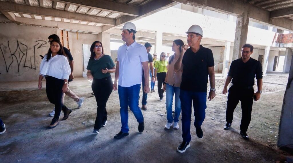 Leo Bezerra celebra retomada de obras de escola em Gramame e acompanha conclusão de obra na ladeira do Timbó, com serviço da Seinfra