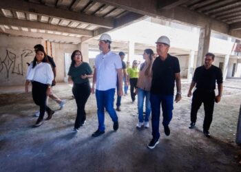 Leo Bezerra celebra retomada de obras de escola em Gramame e acompanha conclusão de obra na ladeira do Timbó, com serviço da Seinfra