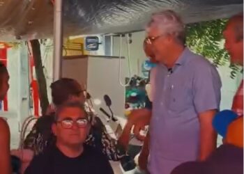 Ricardo Coutinho é aclamado por populares durante passagem por São José de Piranhas