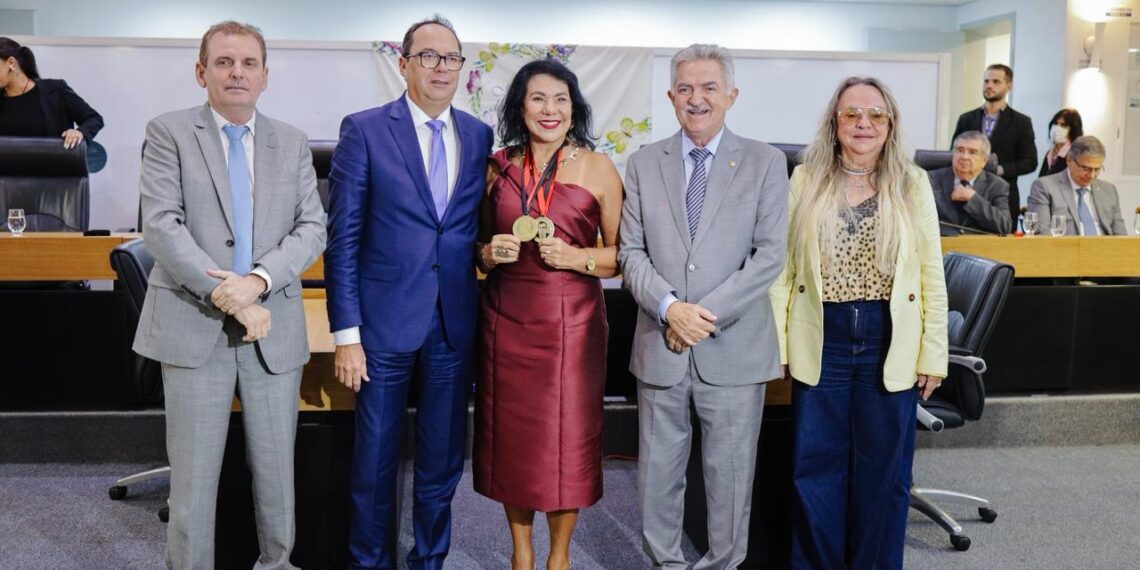 ALPB concede medalhas Epitácio Pessoa e de Mérito Jurídico à defensora pública Madalena Abrantes