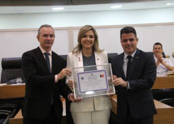 ALPB concede cidadania paraibana à procuradora-Chefe da União na Paraíba, Íris Catarina Dias Teixeira