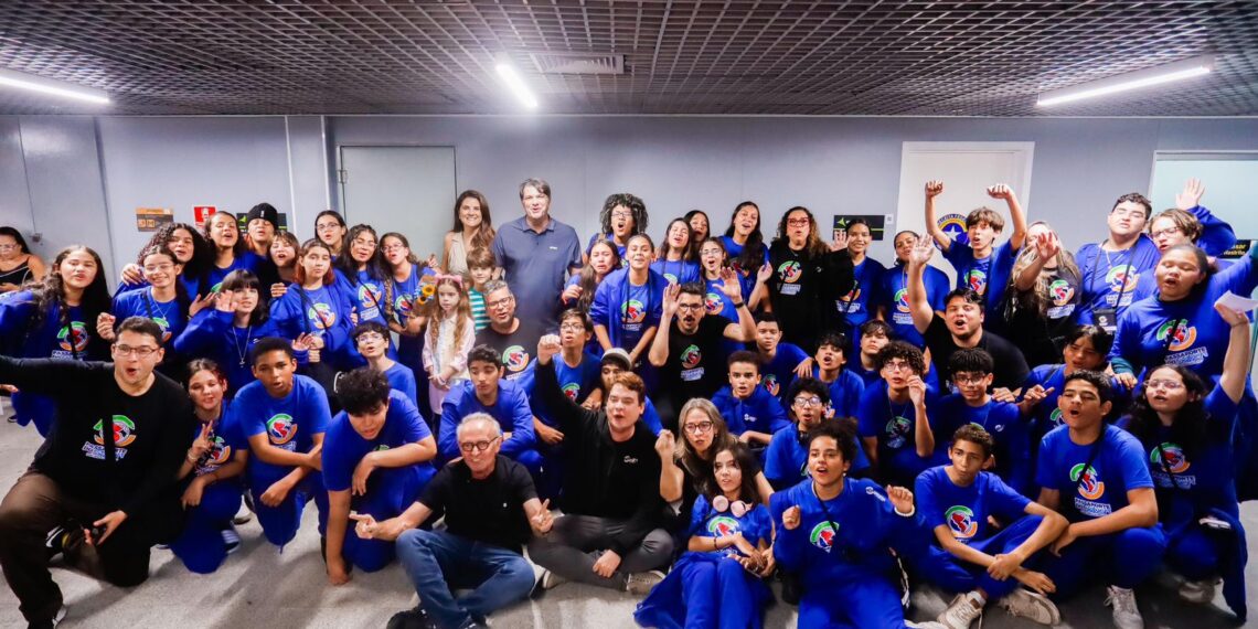 Leo Bezerra recepciona alunos de intercâmbio no Canadá e destaca ensino da Rede Municipal como referência