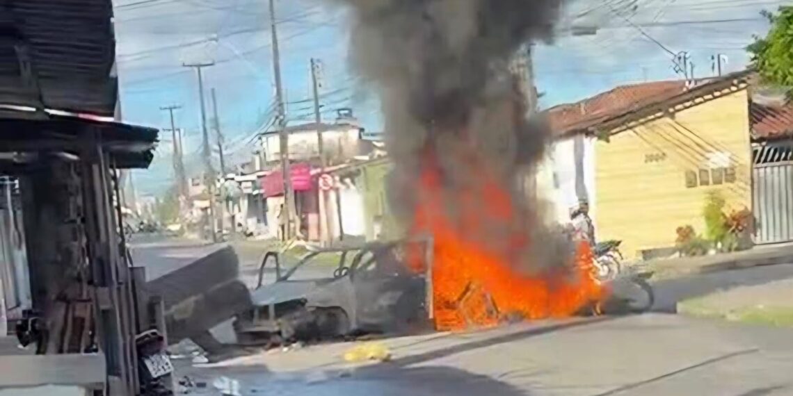 Moradores fecham BR-230 e incendeiam carro durante protesto no Cristo, em João Pessoa