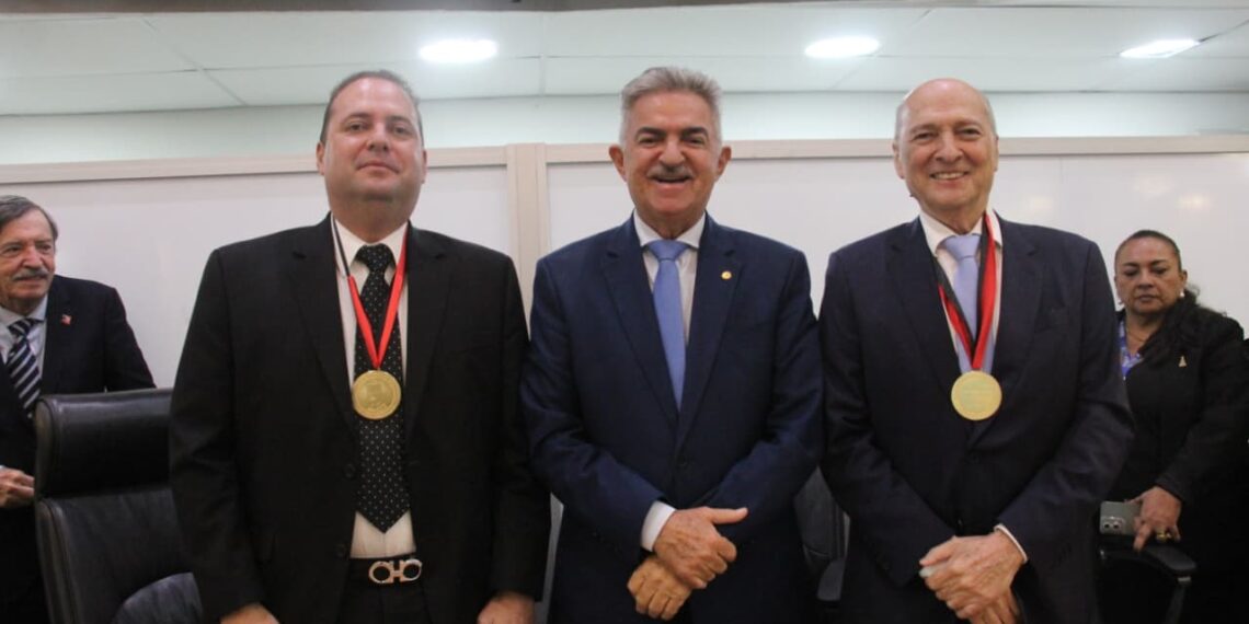 ALPB concede Medalha Epitácio Pessoa aos médicos João Modesto e Tiago Modesto