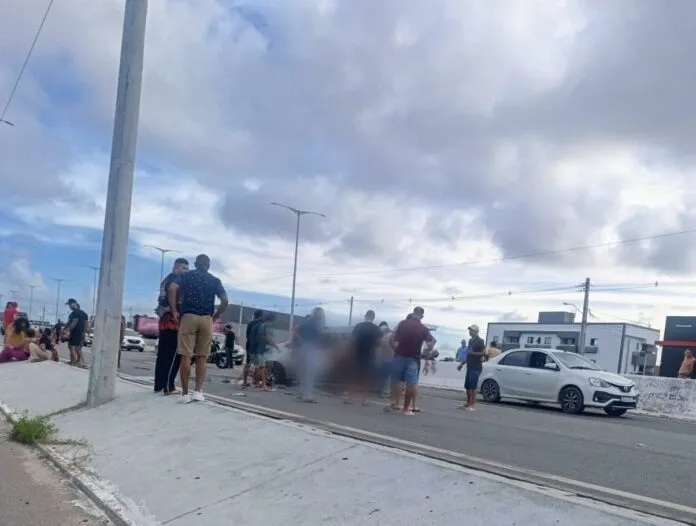 Mulher morre e cinco pessoas ficam feridas após capotamento na BR-230, em Cabedelo
