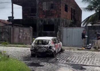 Carro é incendiado por facção no Colinas do Sul; motorista por app é preso após ataque no Dia das Mães