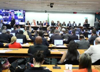 Veja quais deputados votaram contra redução da jornada de trabalho para 40 horas