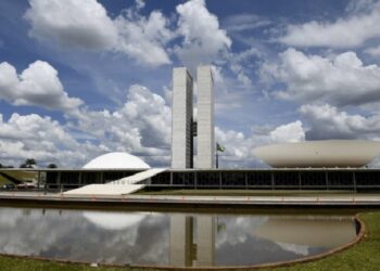 Aprovada proibição de sigilo em gastos públicos com viagens de autoridades