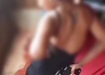 Jovens aparecem dançando e exibindo arma de fogo em vídeo que repercute em João Pessoa