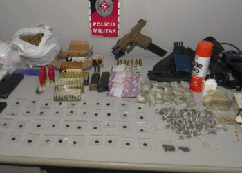PM desarticula boca de fumo e apreende armas drogas e bloqueador de sinal, em Bayeux