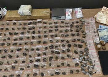 Polícia Militar detém trio suspeito de tráfico de drogas em Campina Grande