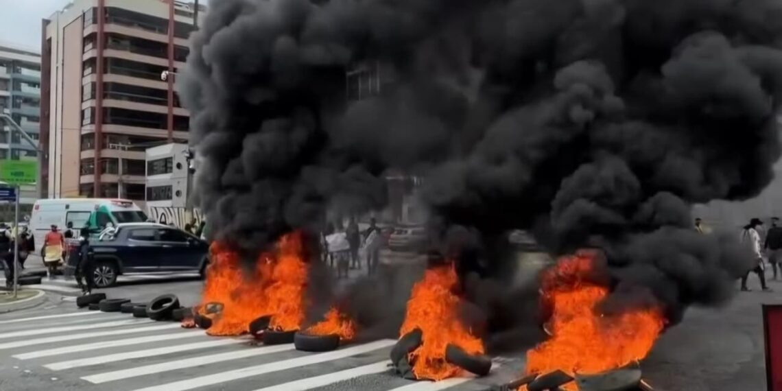 Ambulantes bloqueia trecho da Avenida Epitácio Pessoa durante protesto na capital