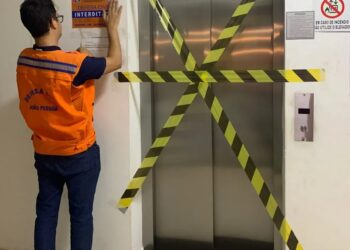 Elevadores de condomínio onde mulher ficou paraplégica são interditados, em João Pessoa
