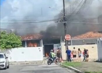Incêndio atinge casa no Cristo Redentor e mobiliza Corpo de Bombeiros