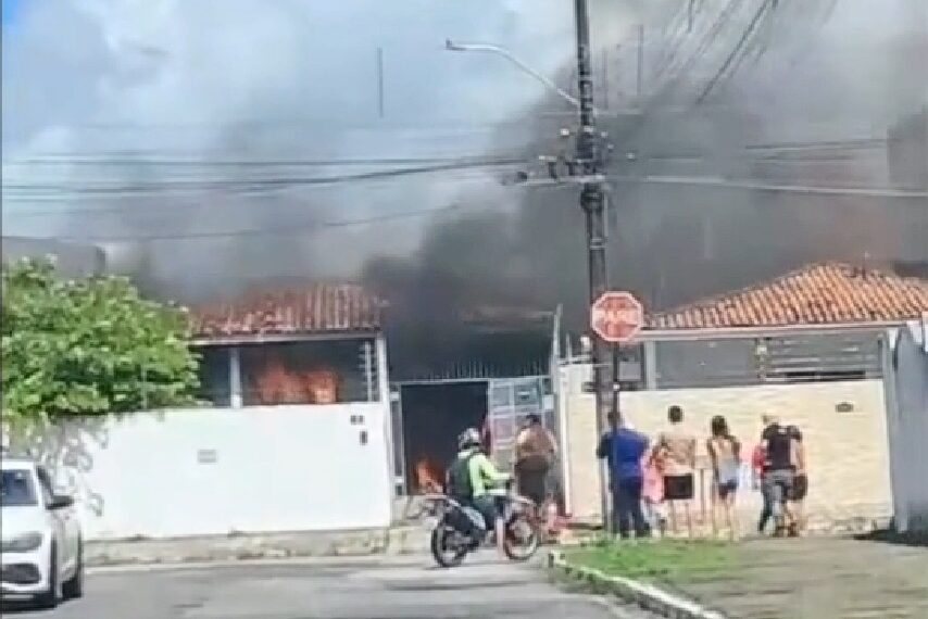 Incêndio atinge casa no Cristo Redentor e mobiliza Corpo de Bombeiros