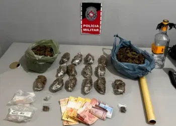 Dois irmãos suspeitos de tráfico de drogas são presos em Santa Rita; maconha e loló são apreendidos