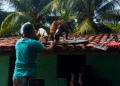 Rio Gramame invade casas e deixa moradores ilhados no litoral sul da Paraíba