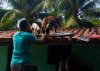 Rio Gramame invade casas e deixa moradores ilhados no litoral sul da Paraíba