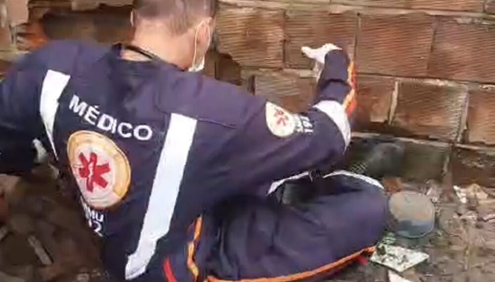 Bebê é resgatado após ser abandonado entre duas casas em Alhandra