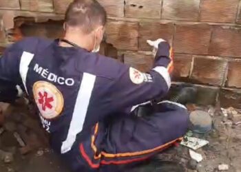 Bebê é resgatado após ser abandonado entre duas casas em Alhandra