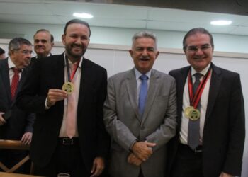 ALPB homenageia advogados Solon Benevides e Allisson Vitalino com medalhas Epitácio Pessoa e Tarcísio de Miranda Burity