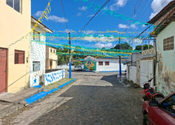Emlur alerta moradores sobre altura de bandeirolas para não prejudicar coleta de resíduos