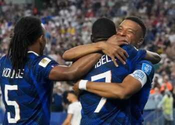 Com gols de Mbappé e Dembélé, França vence o Iraque e garante classificação