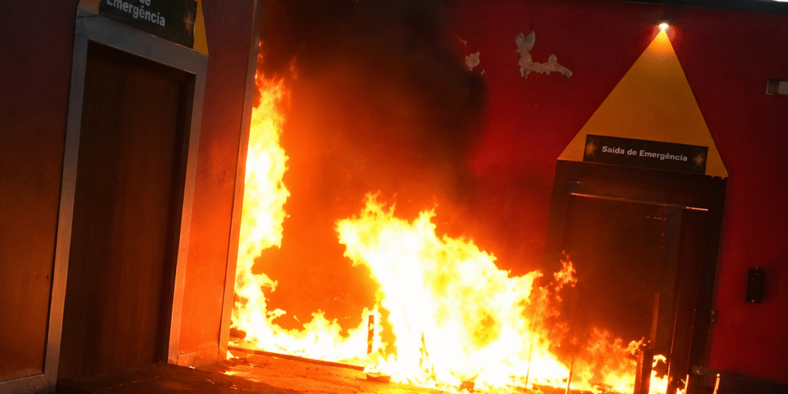 Incêndio atinge área de ambulantes do Parque do Povo, em Campina Grande