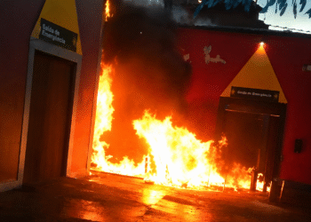 Incêndio atinge área de ambulantes do Parque do Povo, em Campina Grande