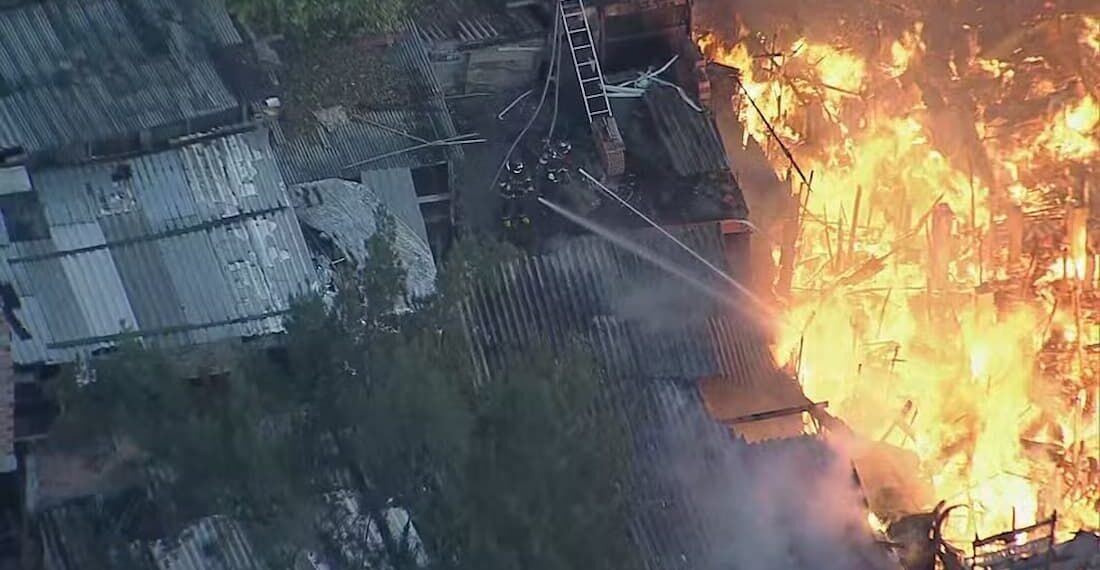 Incêndio destrói casas e afeta mais de 50 famílias em comunidade na zona sul de São Paulo