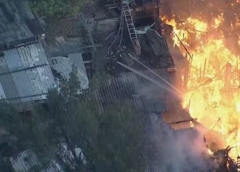 Incêndio destrói casas e afeta mais de 50 famílias em comunidade na zona sul de São Paulo
