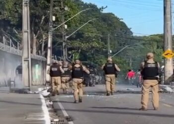 Confronto entre manifestantes e Polícia Militar marca protesto em comunidade de João Pessoa