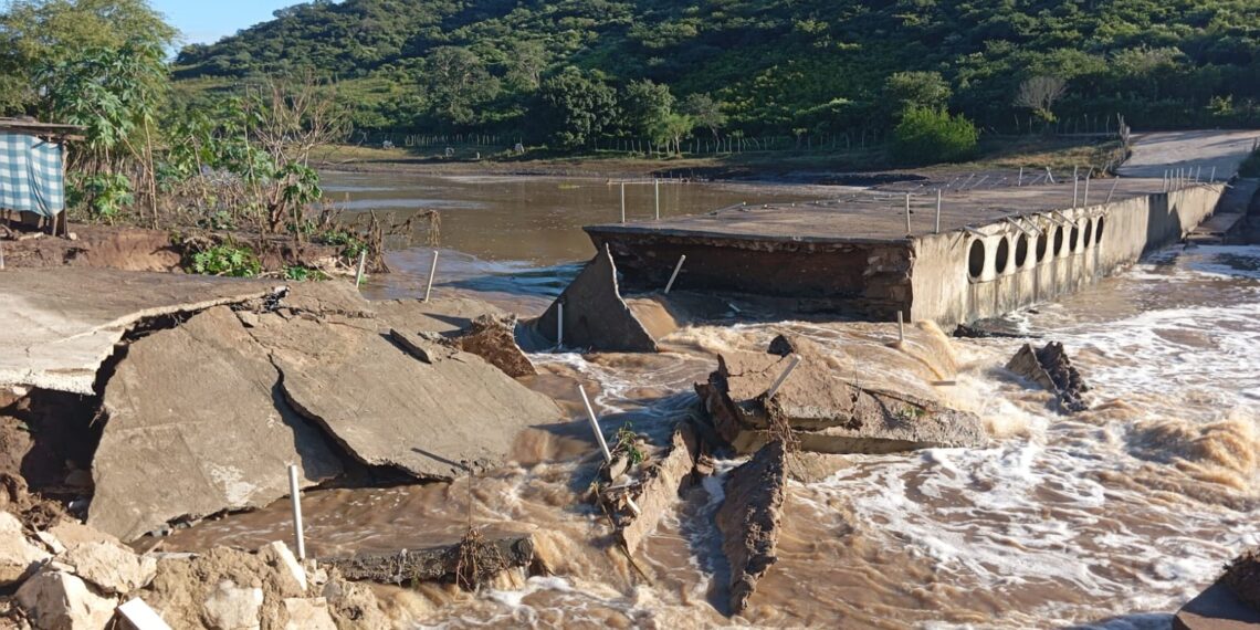 Ponte desaba após chuvas em Riachão do Bacamarte