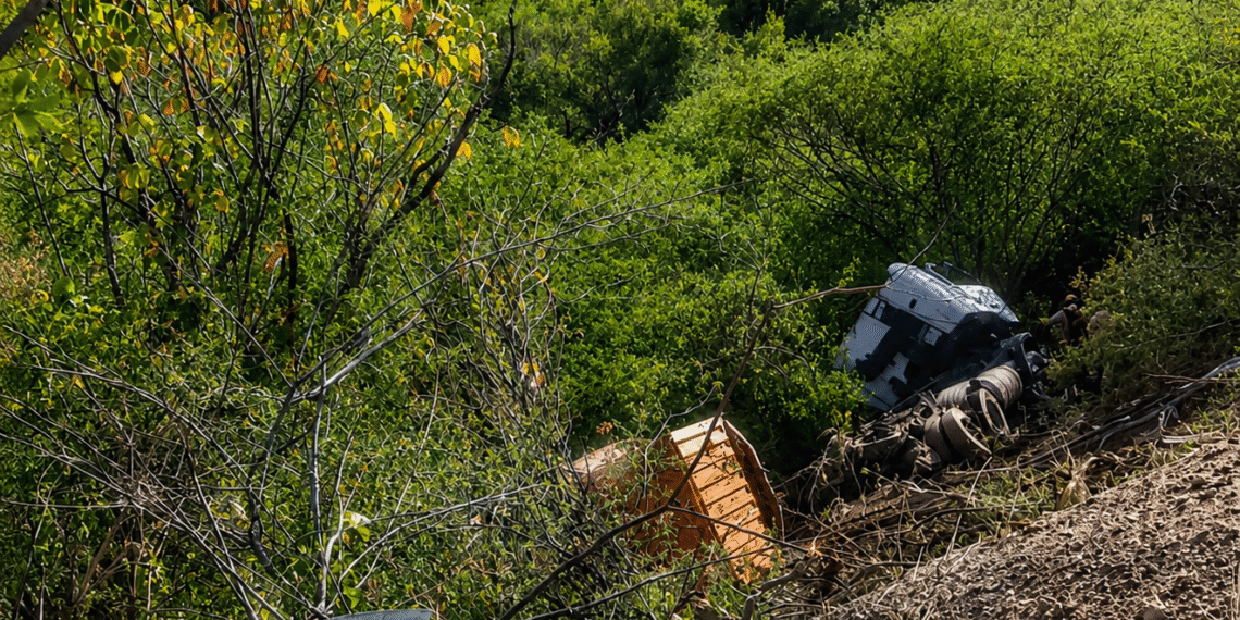 Motorista morre preso às ferragens em acidente entre caminhão e carreta na Serra de Santa Luzia