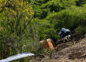 Motorista morre preso às ferragens em acidente entre caminhão e carreta na Serra de Santa Luzia