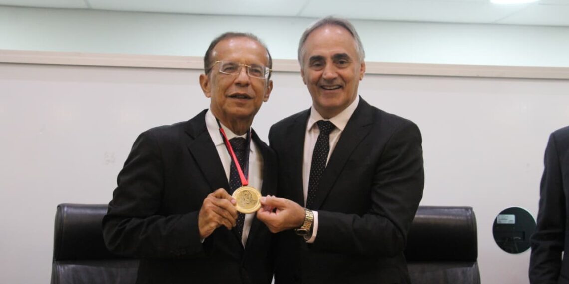 ALPB concede medalha de mérito ao jornalista Hermes de Luna