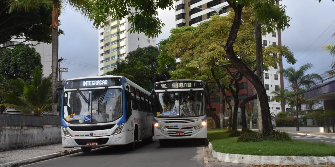 Passageiros podem recarregar cartão de ônibus sem sair de casa e tirar dúvidas pelo WhatsApp