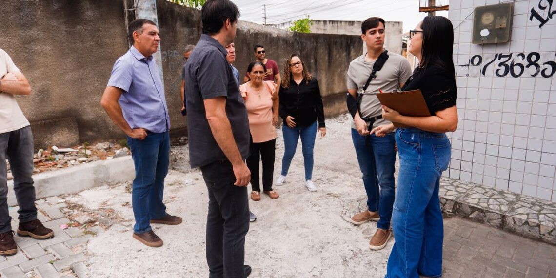 Leo Bezerra vistoria vias da comunidade Riachinho que receberão pavimento de piso intertravado