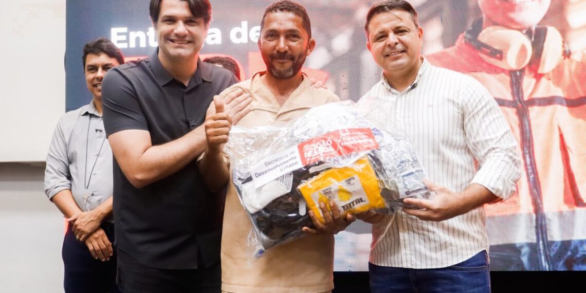 Leo Bezerra entrega mais de 160 kits de EPIs para profissionais que atuam na zeladoria de João Pessoa