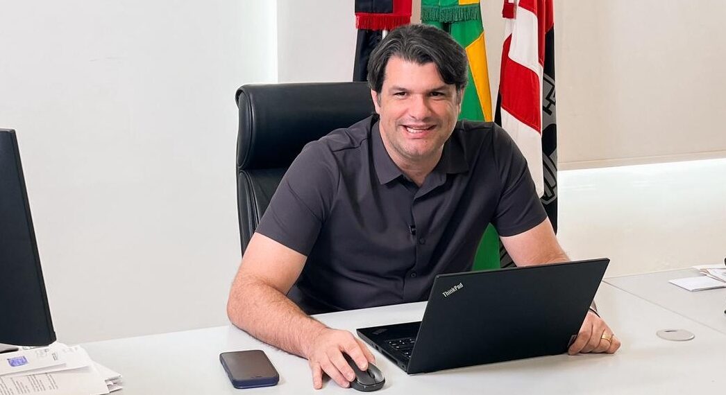 Leo Bezerra anuncia antecipação dos salários de junho e paga folha na segunda-feira para todos os servidores