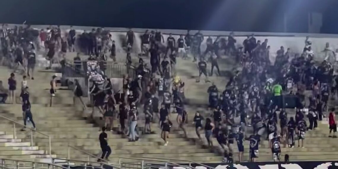 Torcida do Botafogo-PB briga durante partida contra a Volta Redonda