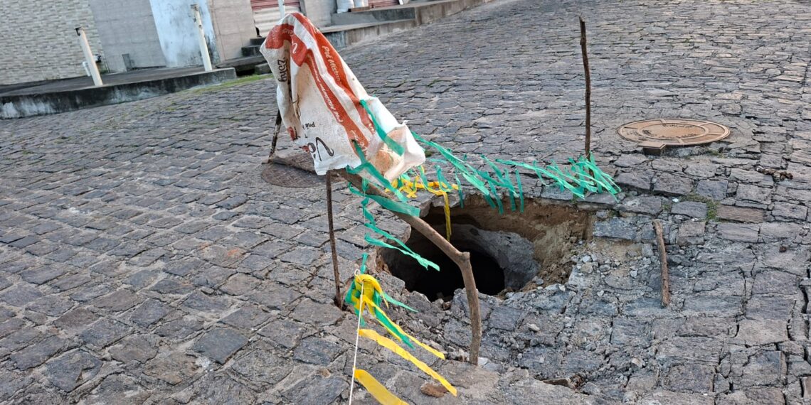 Cratera se abre em cruzamento de Oitizeiro e preocupa moradores
