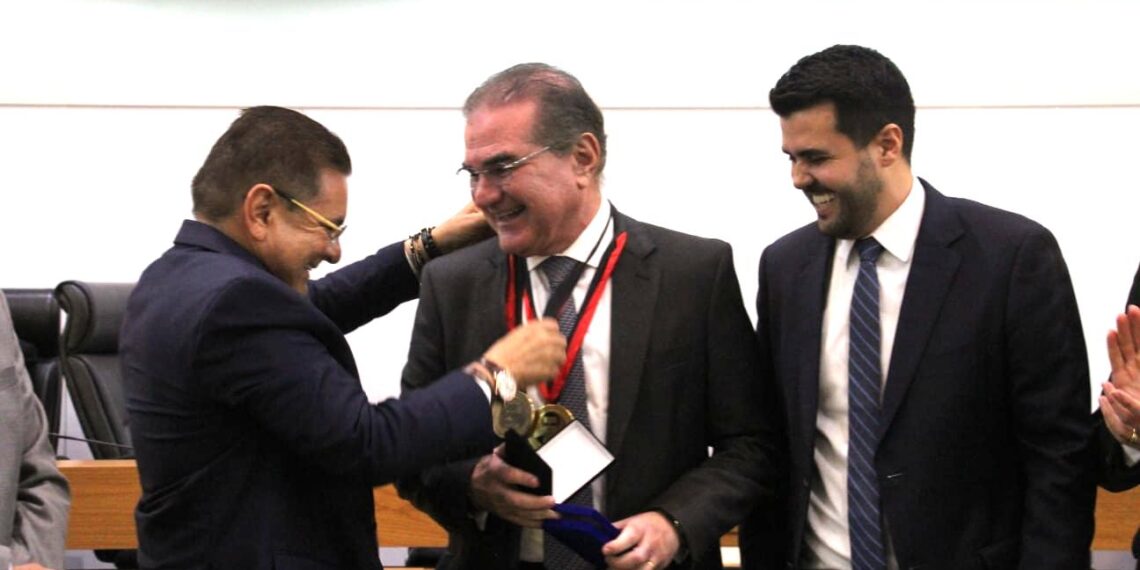 ALPB homenageia advogado Solon Benevides com medalhas Epitácio Pessoa e Tarcísio de Miranda Burity